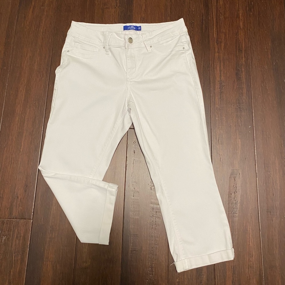 Royalty For Me white capri pants. Size 8